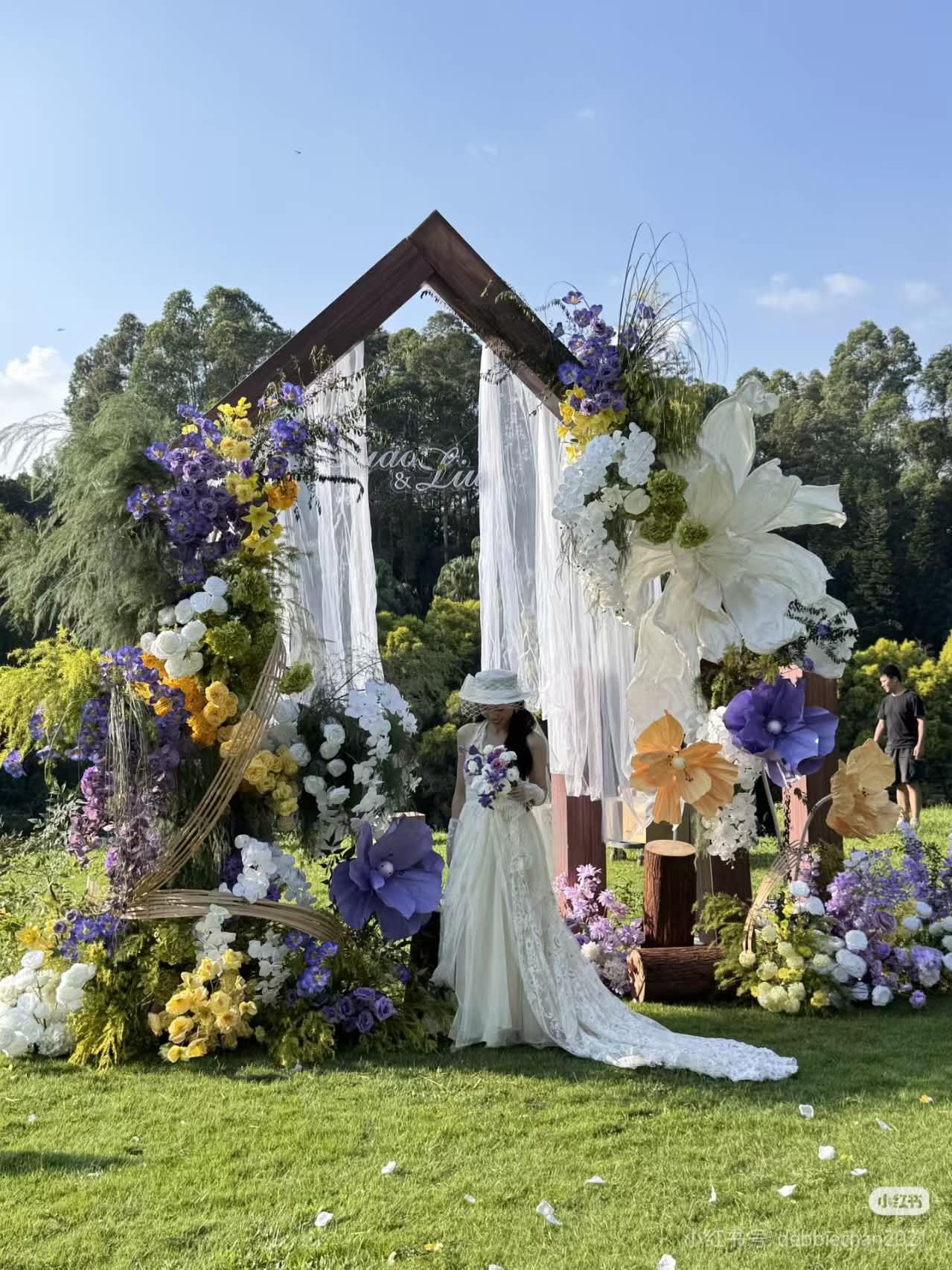 屋形木架与巨型纸花