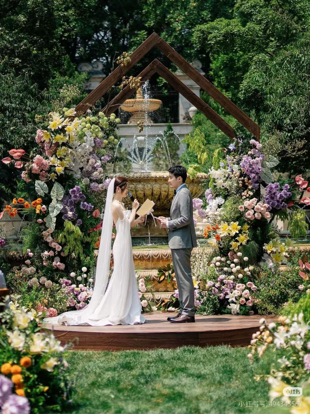 木质仪式台与花艺装饰